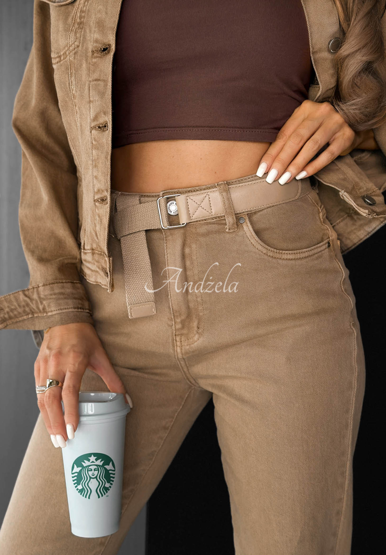 Spodnie jeansowe mom fit All We Need camelowe