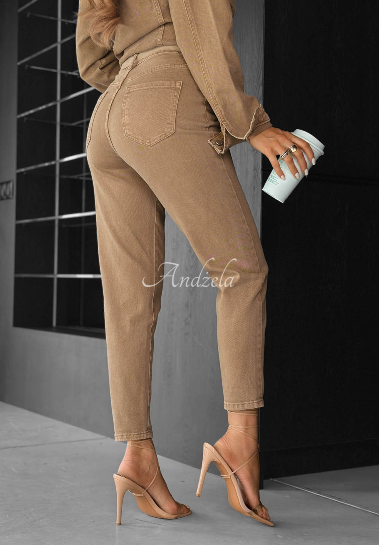 Spodnie jeansowe mom fit All We Need camelowe