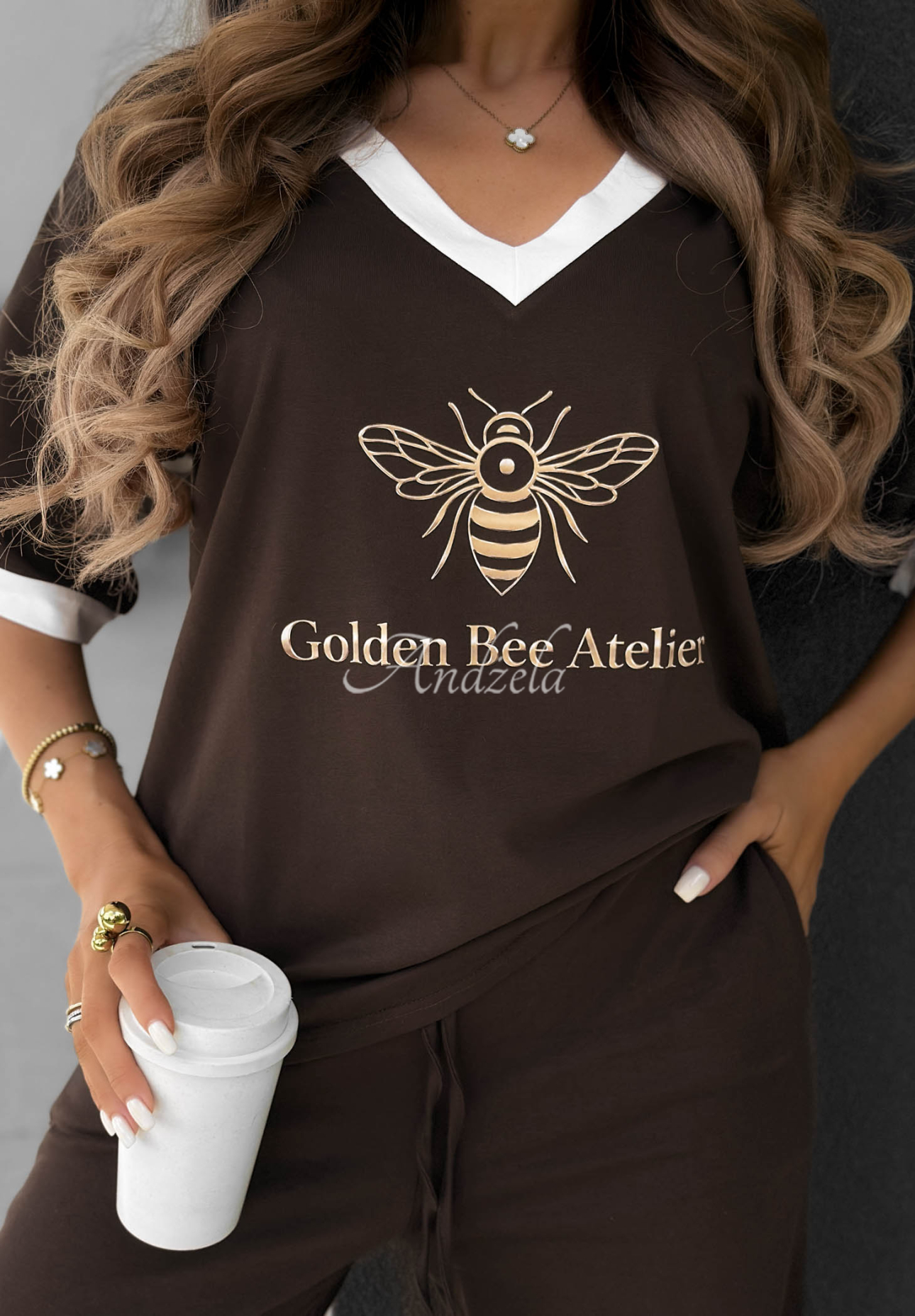 Cotton T-shirt with a "Golden Bee Atelier" print in chocolate brown