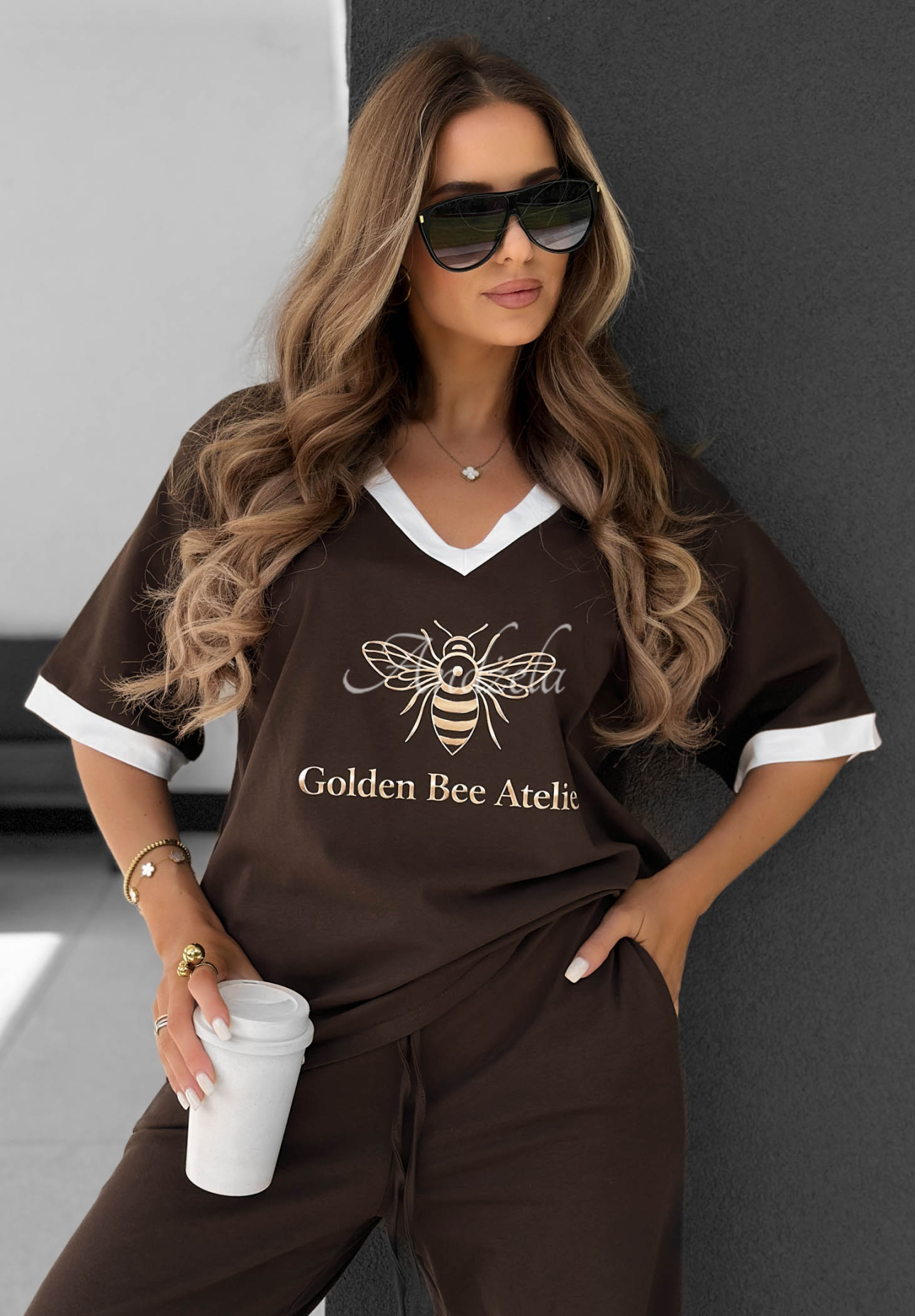 Cotton T-shirt with a "Golden Bee Atelier" print in chocolate brown