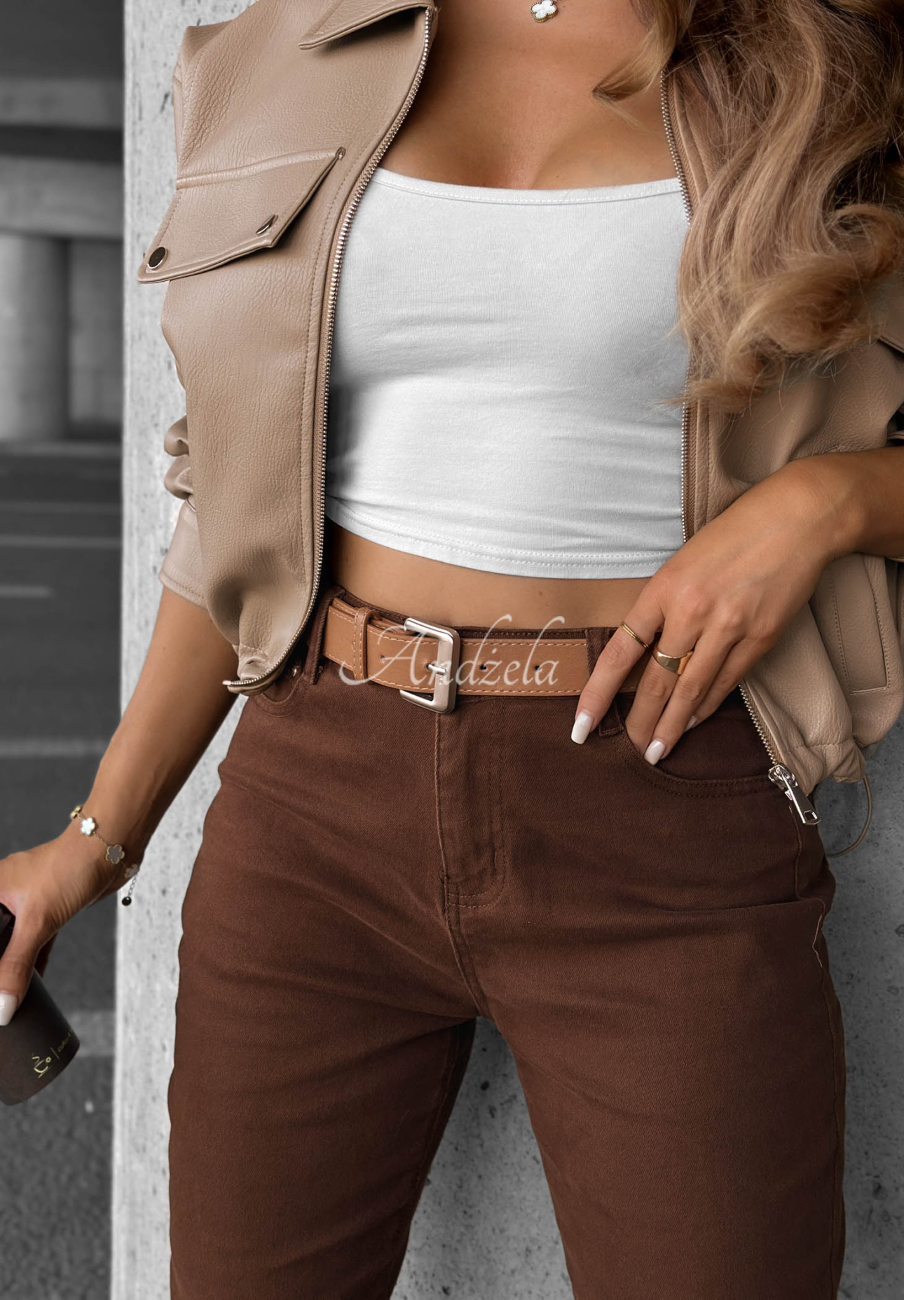 Spodnie jeansowe skinny z paskiem Worth It czekoladowe