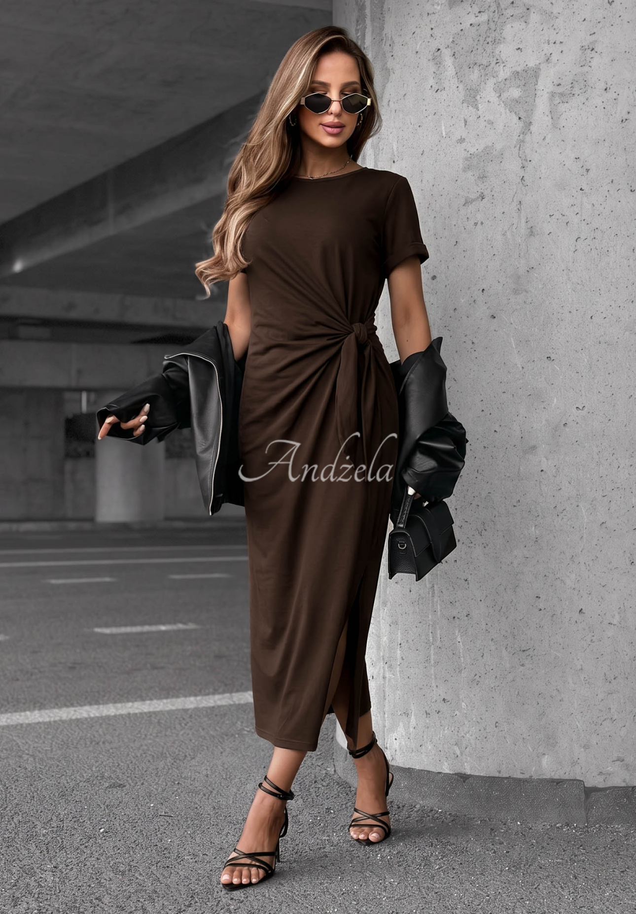 Bawełniana sukienka midi z wiązaniem i rozcięciem Lady Perfection czekoladowa