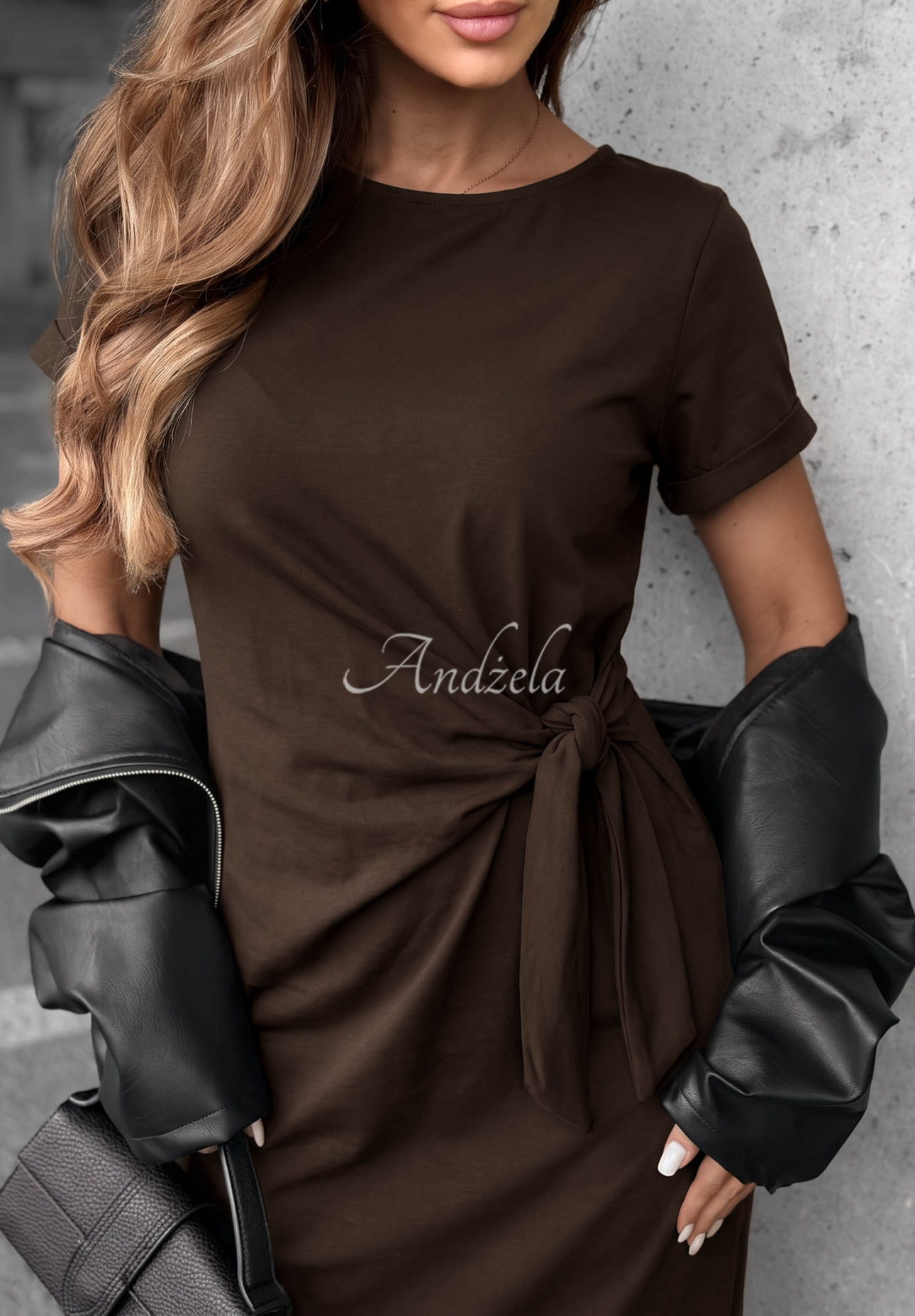Bawełniana sukienka midi z wiązaniem i rozcięciem Lady Perfection czekoladowa