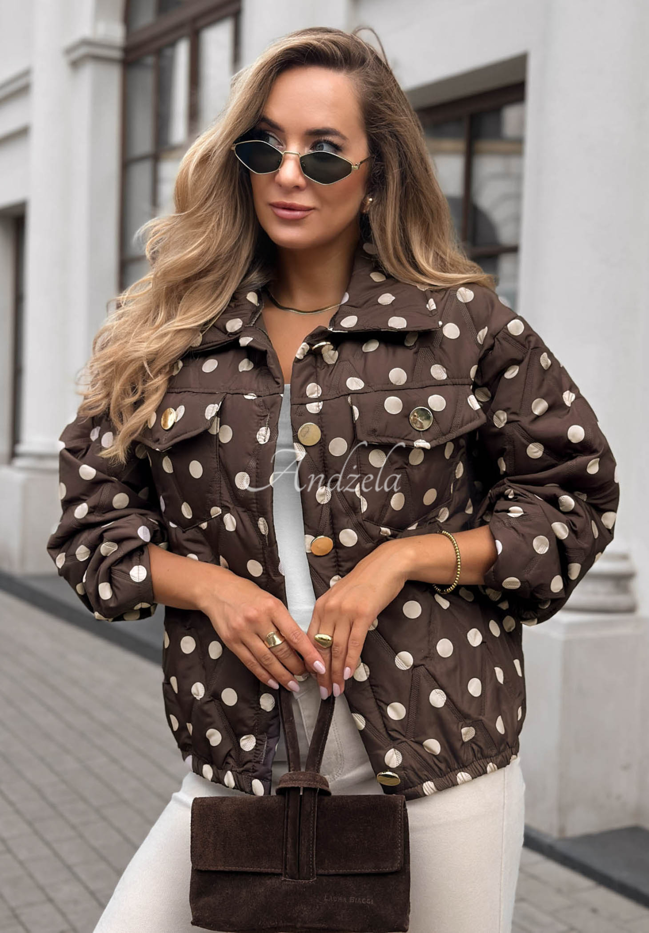 Krótka pikowana kurtka w groszki Autumn Dots czekoladowa