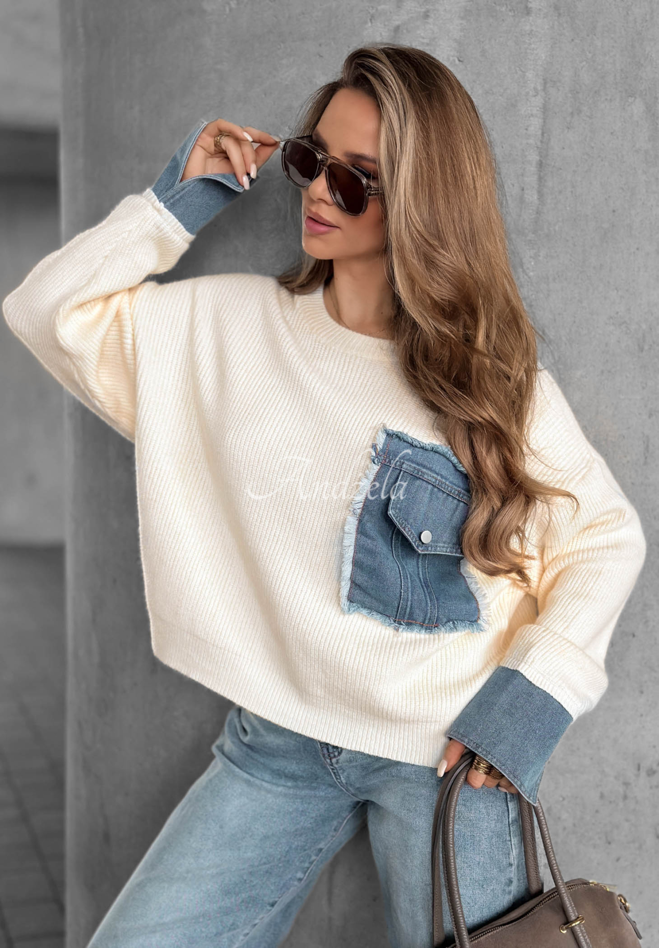 Wiskozowy sweter z denimowymi wstawkami Closer Now waniliowy