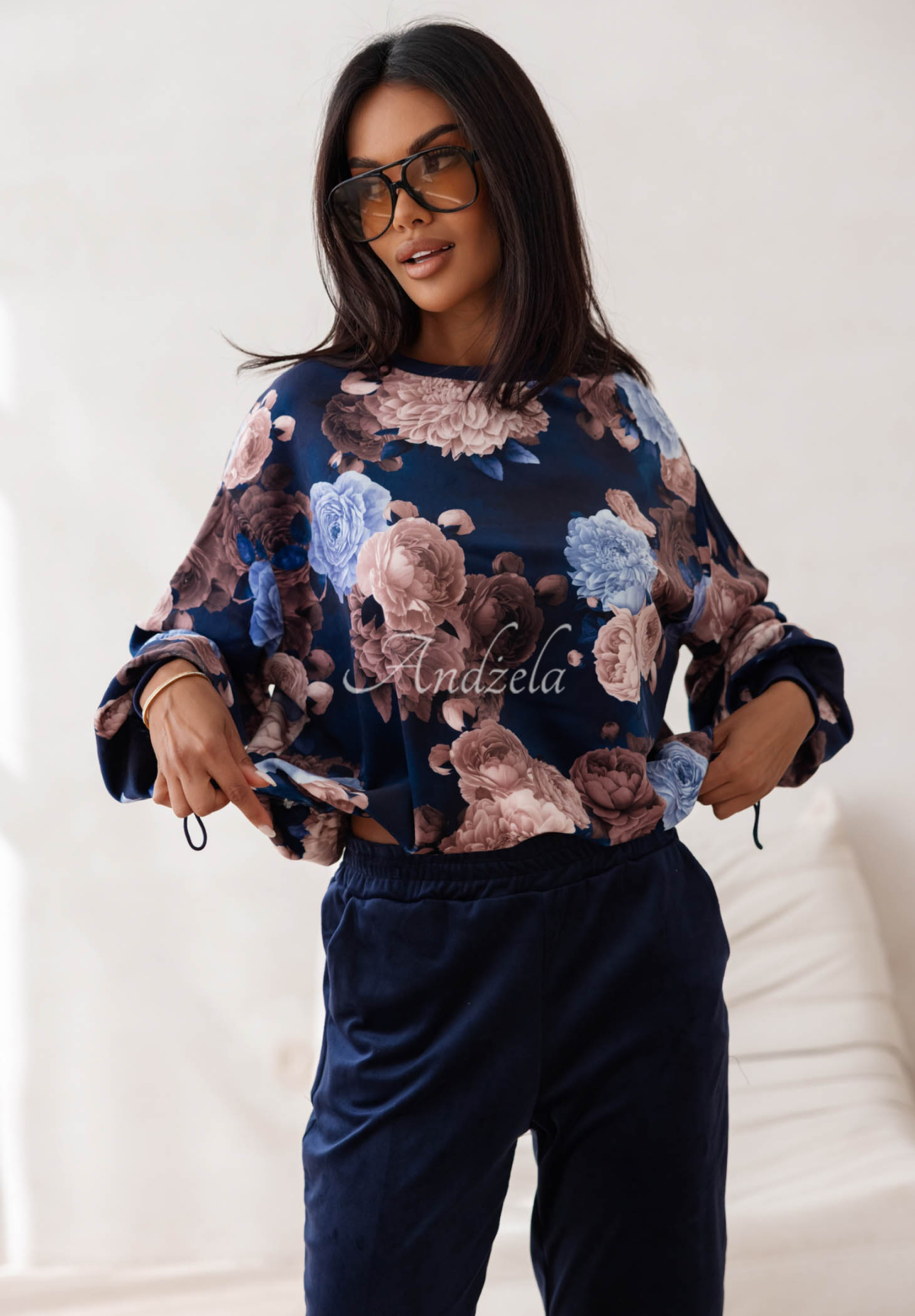 Welurowy komplet dresowy z bawełny w kwiaty Floral Kiss granatowy