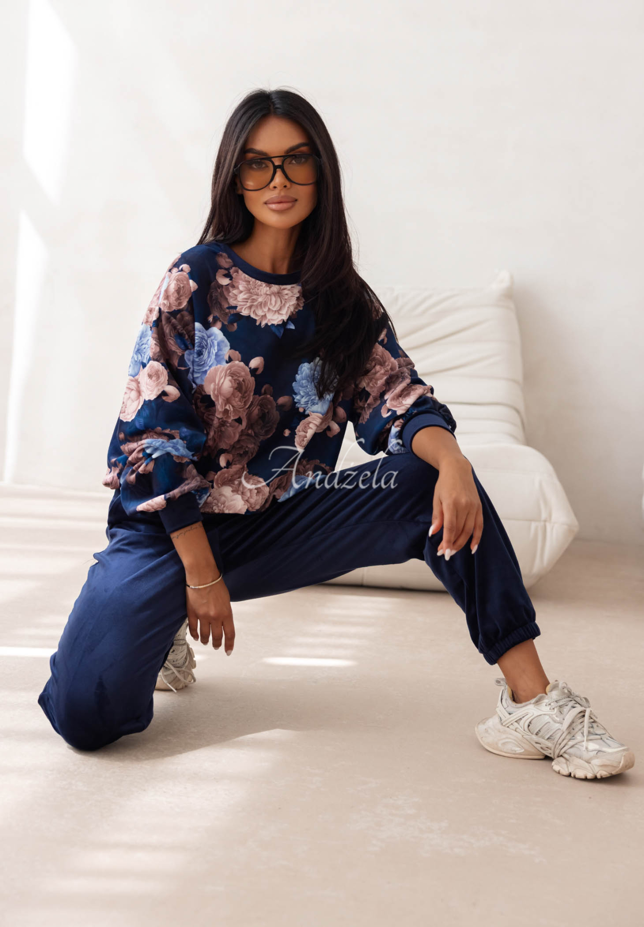 Welurowy komplet dresowy z bawełny w kwiaty Floral Kiss granatowy