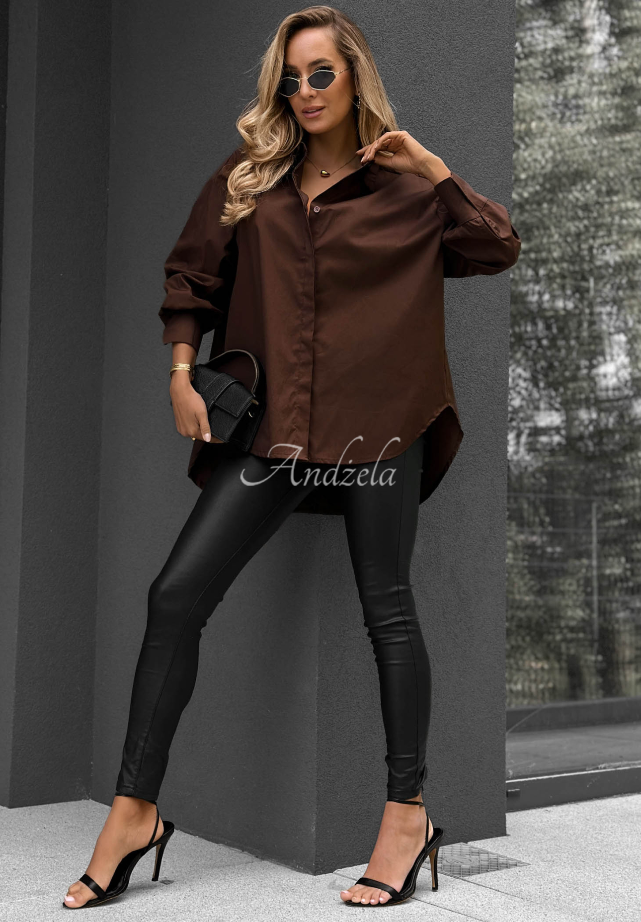 Elegant, oversized cotton shirt with a collar by Prestige Harbor in chocolate brown