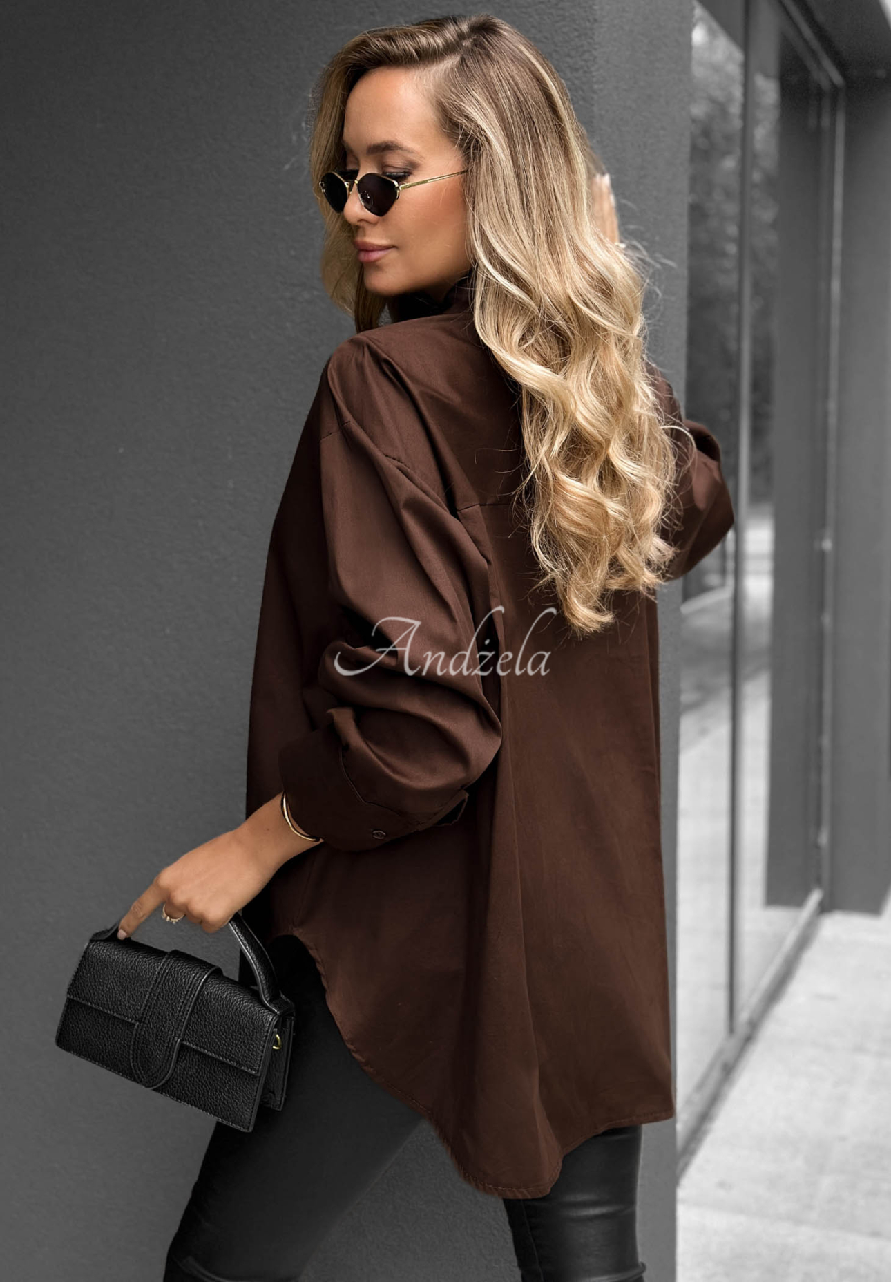 Elegant, oversized cotton shirt with a collar by Prestige Harbor in chocolate brown