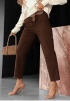 Materiałowe spodnie mom fit z paskiem Urban Grace czekoladowe