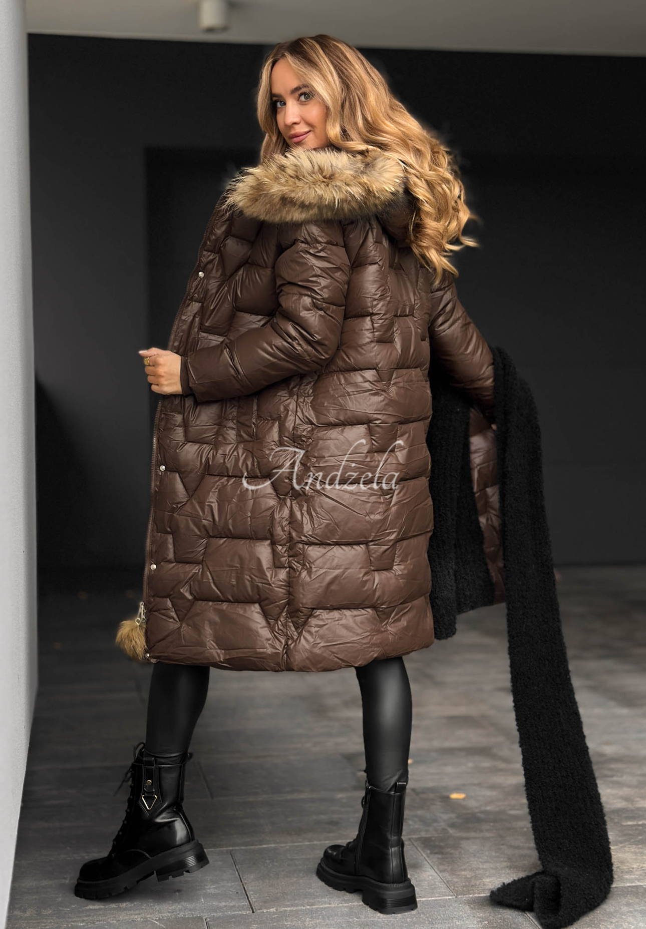 Pikowana kurtka z futerkiem Frostbite czekoladowa