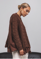 Ozdobnie pleciony sweter z falbankami Cocomore Timeless Beauty czekoladowy