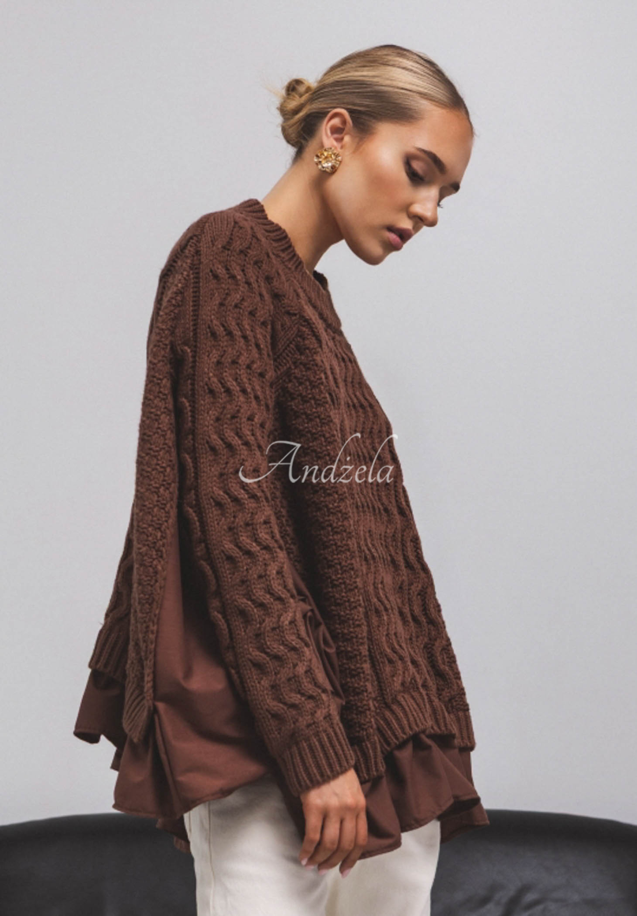 Ozdobnie pleciony sweter z falbankami Cocomore Timeless Beauty czekoladowy