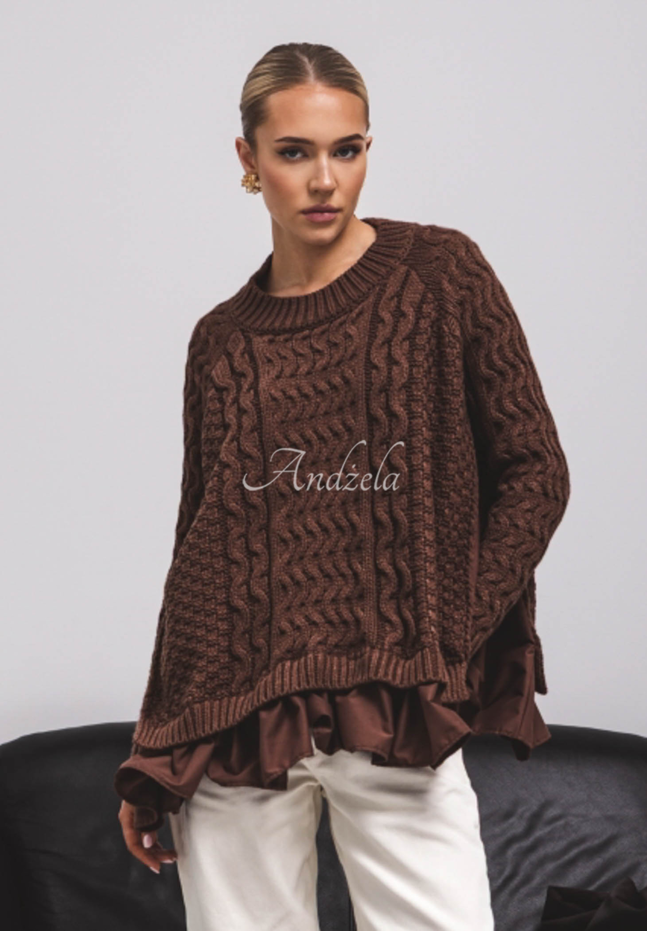 Ozdobnie pleciony sweter z falbankami Cocomore Timeless Beauty czekoladowy