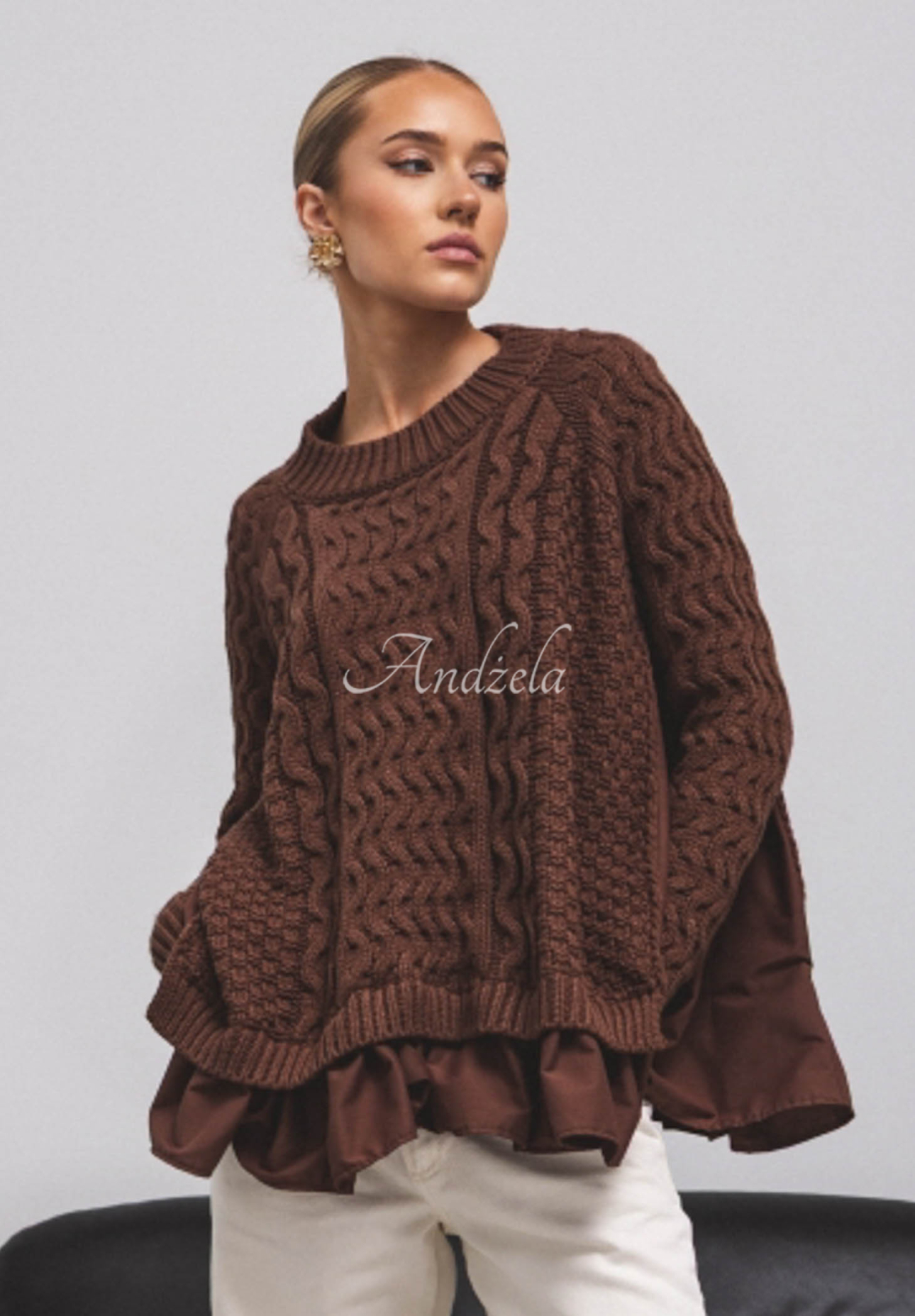 Ozdobnie pleciony sweter z falbankami Cocomore Timeless Beauty czekoladowy