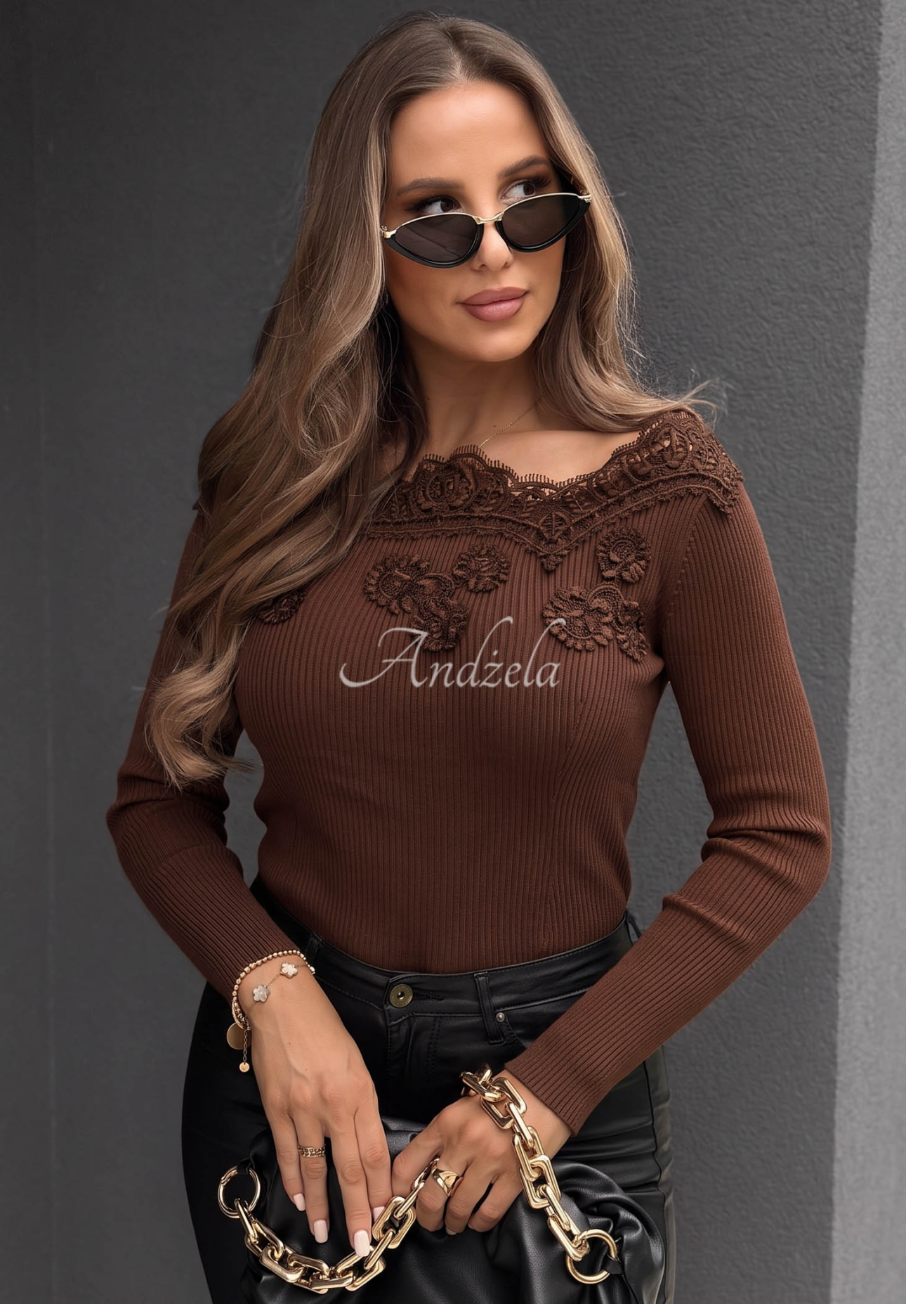 Prążkowana bluzka off shoulder z wiskozy z haftami Pure Grace czekoladowa