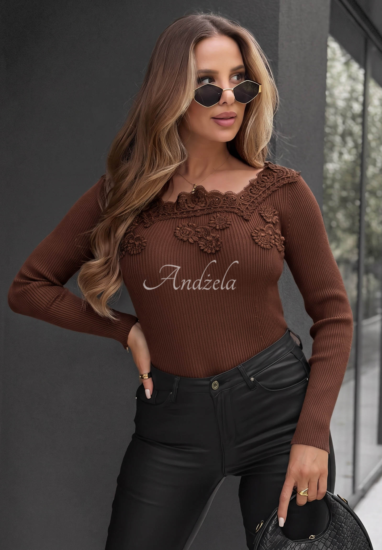 Prążkowana bluzka off shoulder z wiskozy z haftami Pure Grace czekoladowa