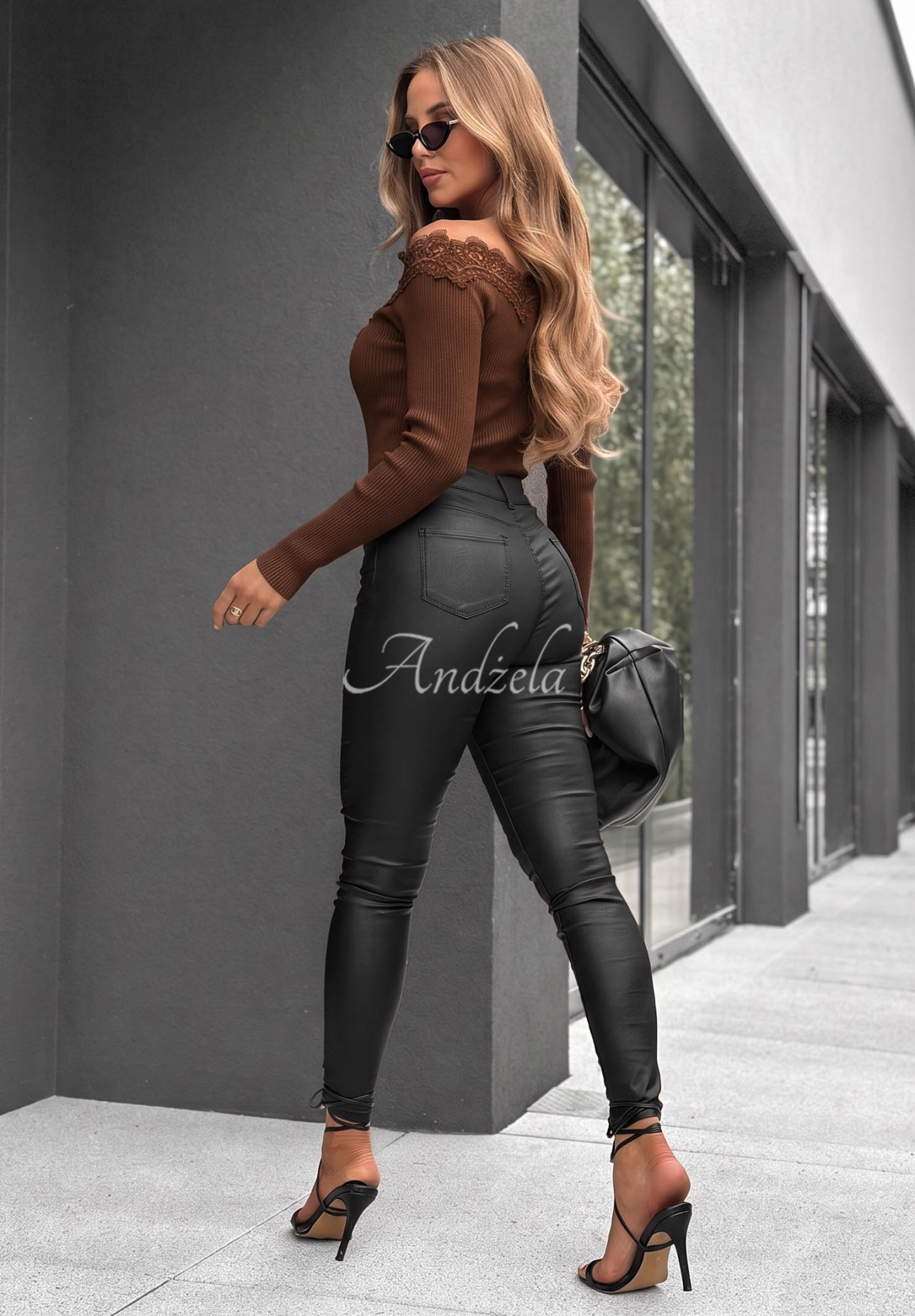 Prążkowana bluzka off shoulder z wiskozy z haftami Pure Grace czekoladowa