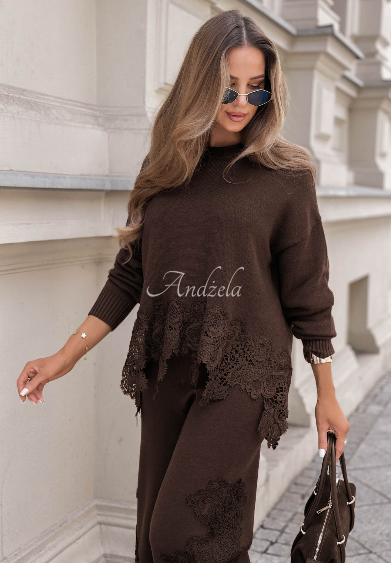 Asymetryczny wiskozowy sweter z koronką Brown Sugar czekoladowy