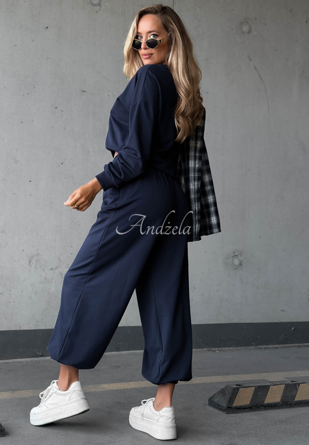 Bawełniany komplet dresowy bluza i spodnie Simple Moments granatowy