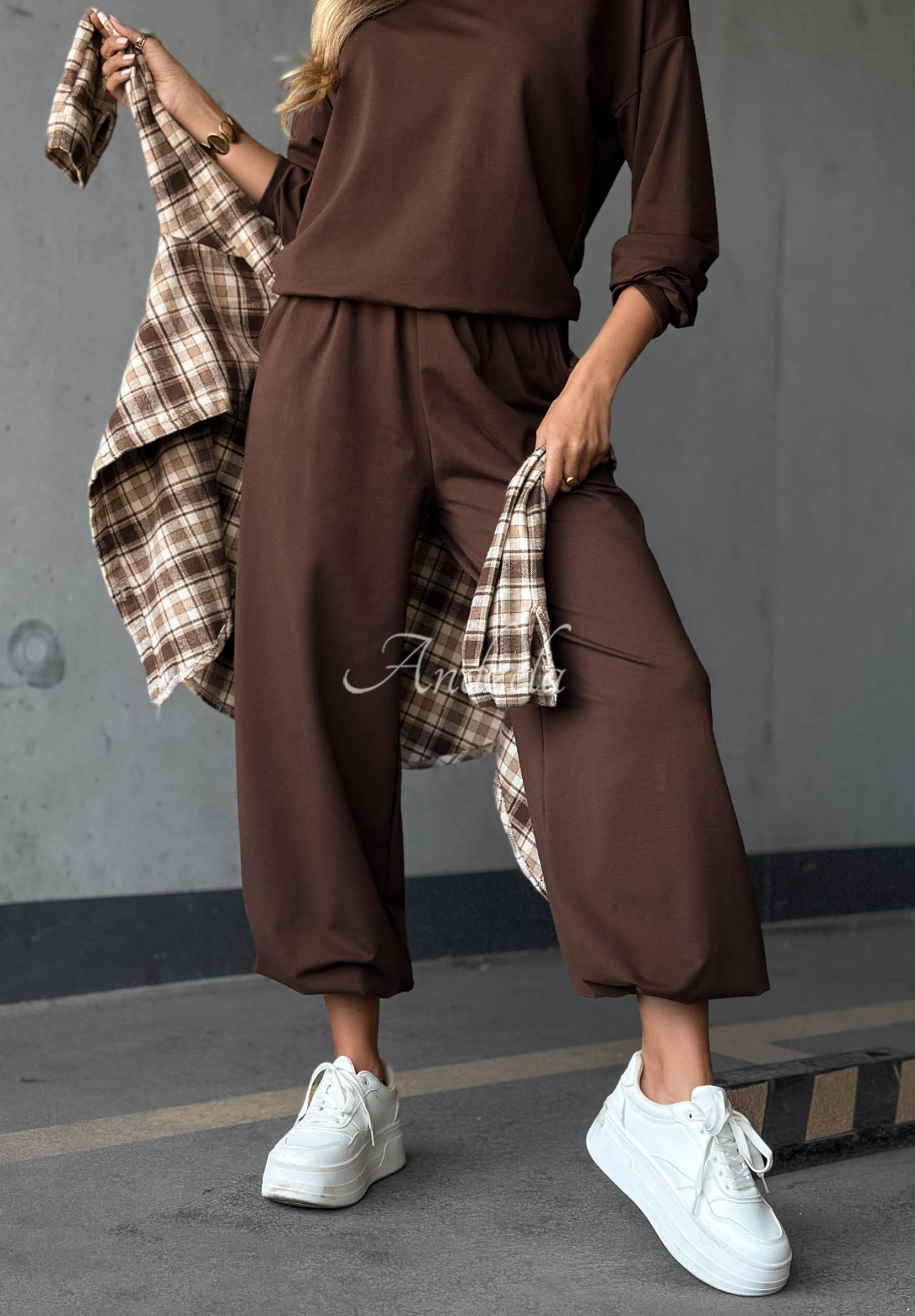 Bawełniany komplet dresowy bluza i spodnie Simple Moments czekoladowy