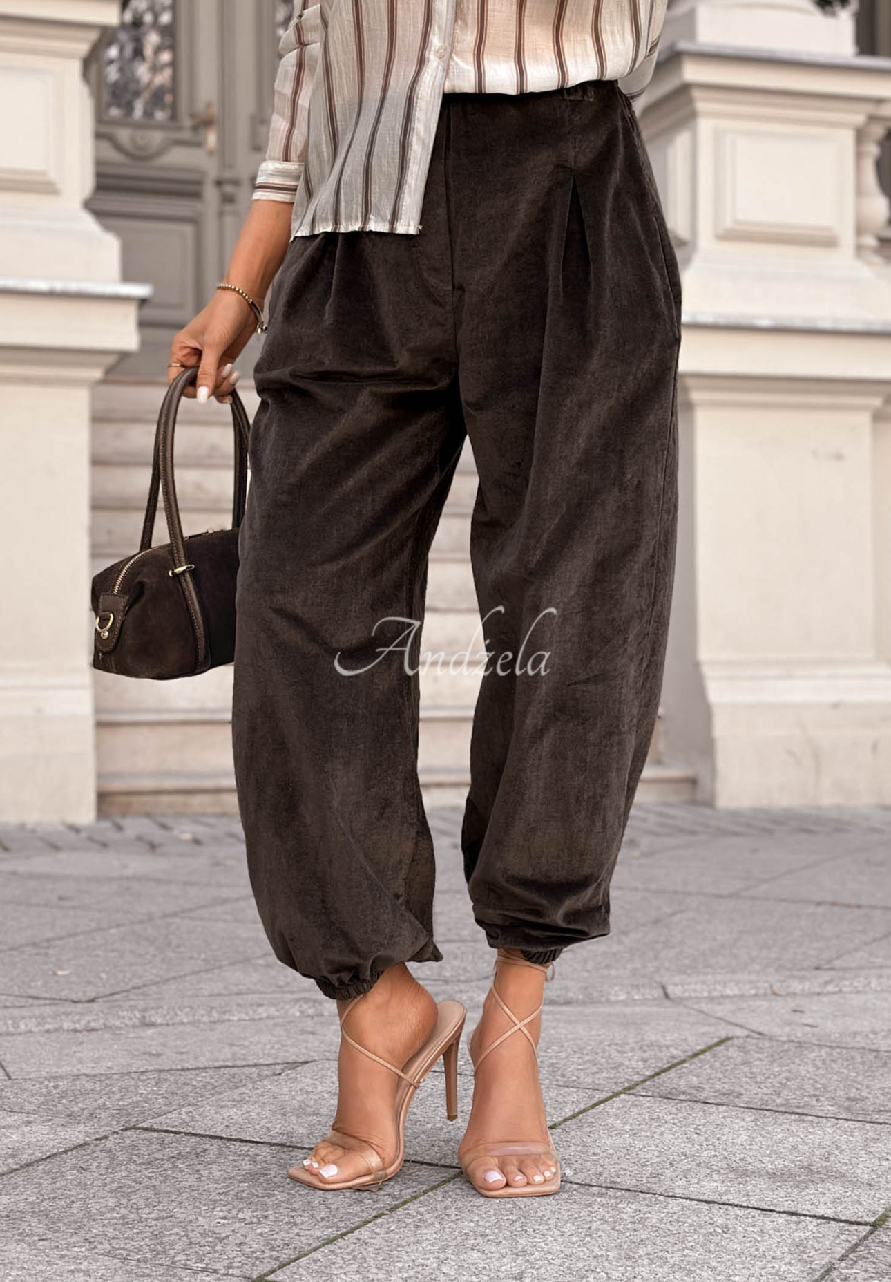 Welurowe spodnie joggery z bawełny September Edit czekoladowe