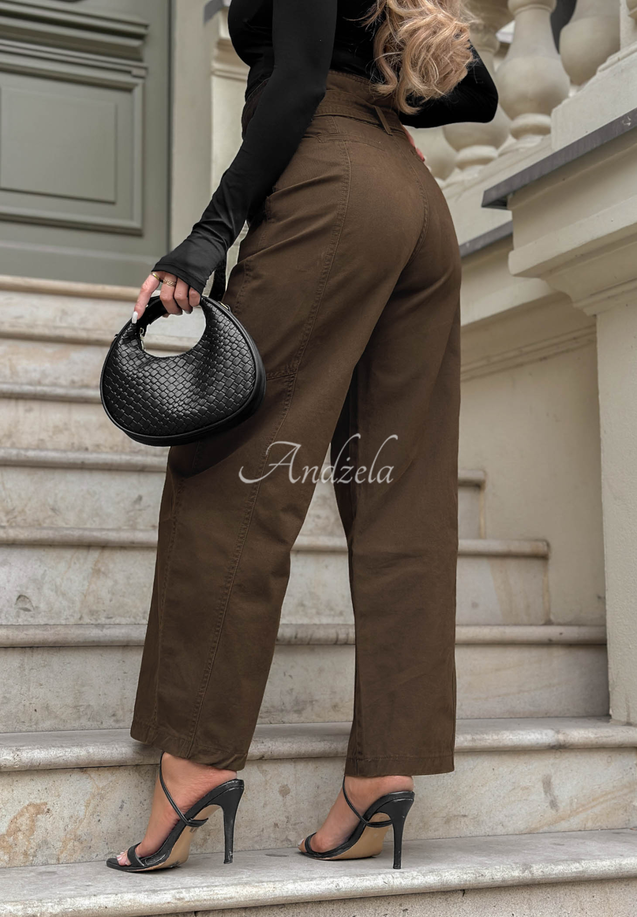 Honey Light chocolate-colored balloon-style jeans with stitching