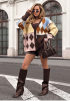 Kolorowy sweter kardigan w romby z zapięciem Misty Amour czekoladowy