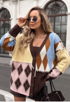 Kolorowy sweter kardigan w romby z zapięciem Misty Amour czekoladowy