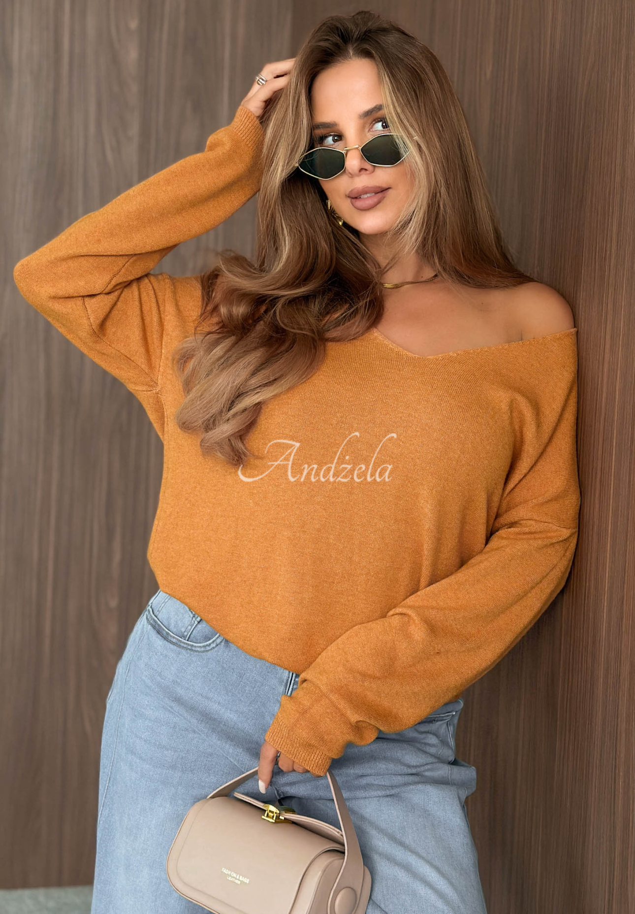 Lekki sweter z dekoltem Sensibility musztardowy
