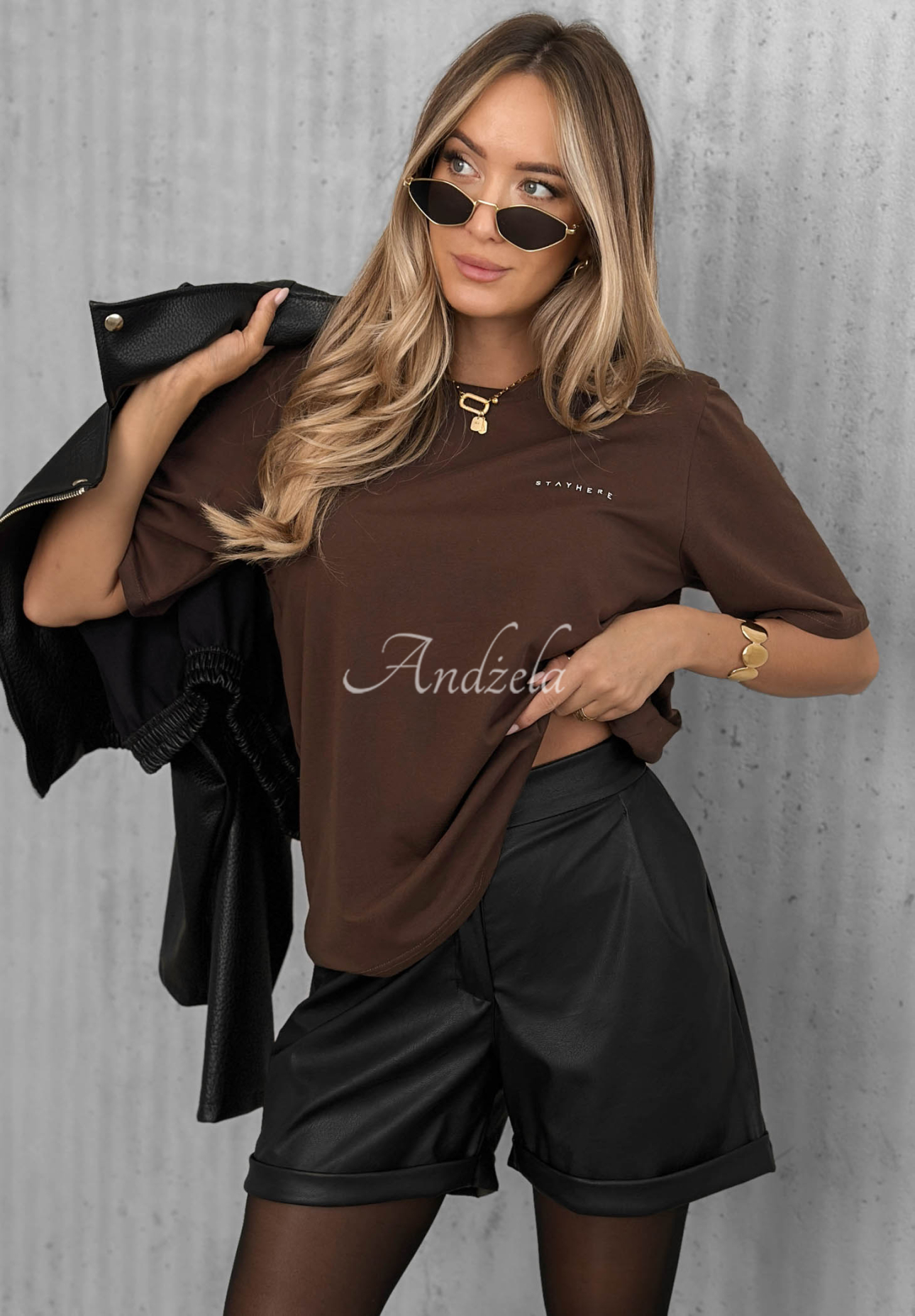 Chocolate-colored cotton T-shirt with "Everyday Love" print