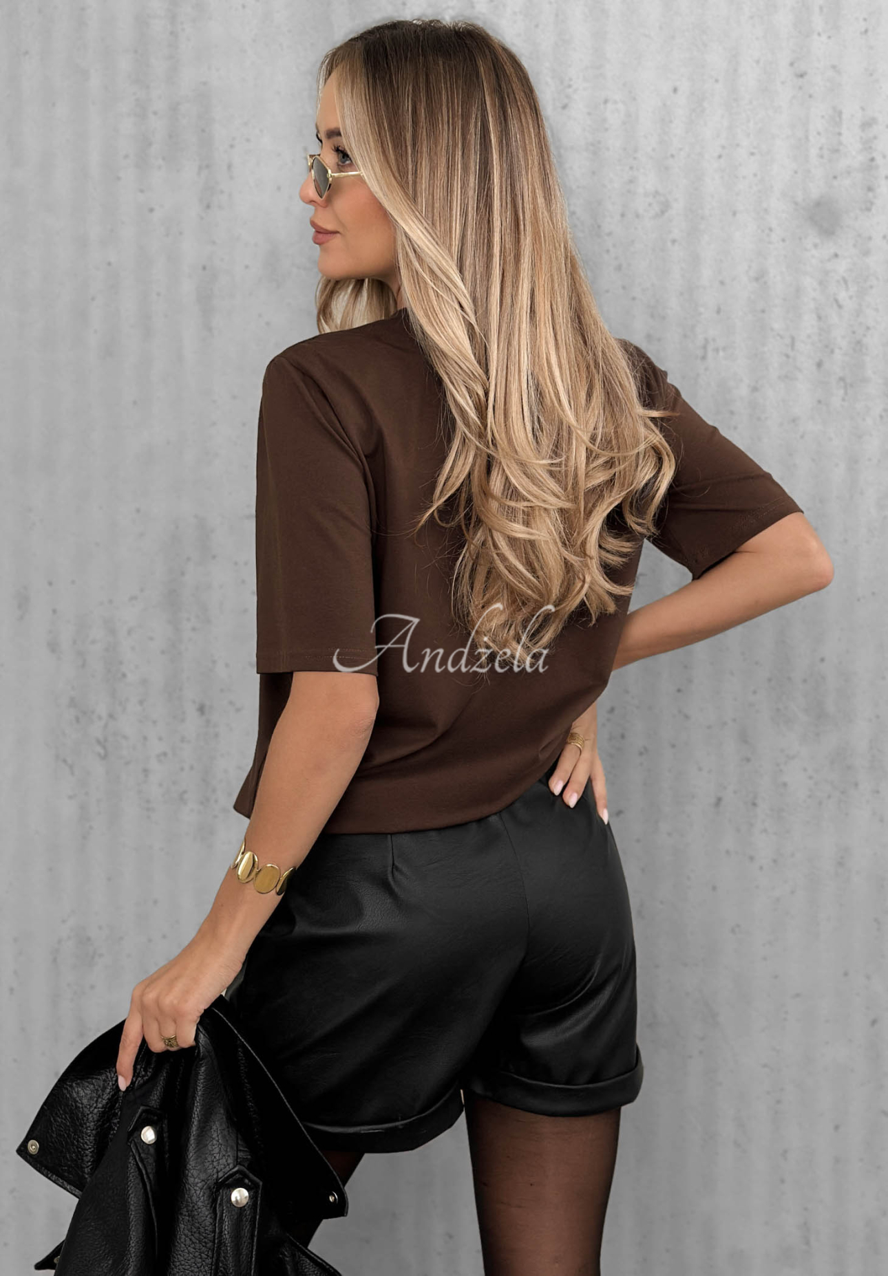 Chocolate-colored cotton T-shirt with "Everyday Love" print