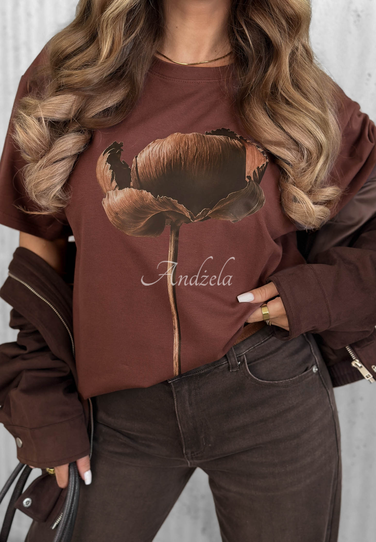 Bawełniany T-shirt z nadrukiem Flower Memory czekoladowy