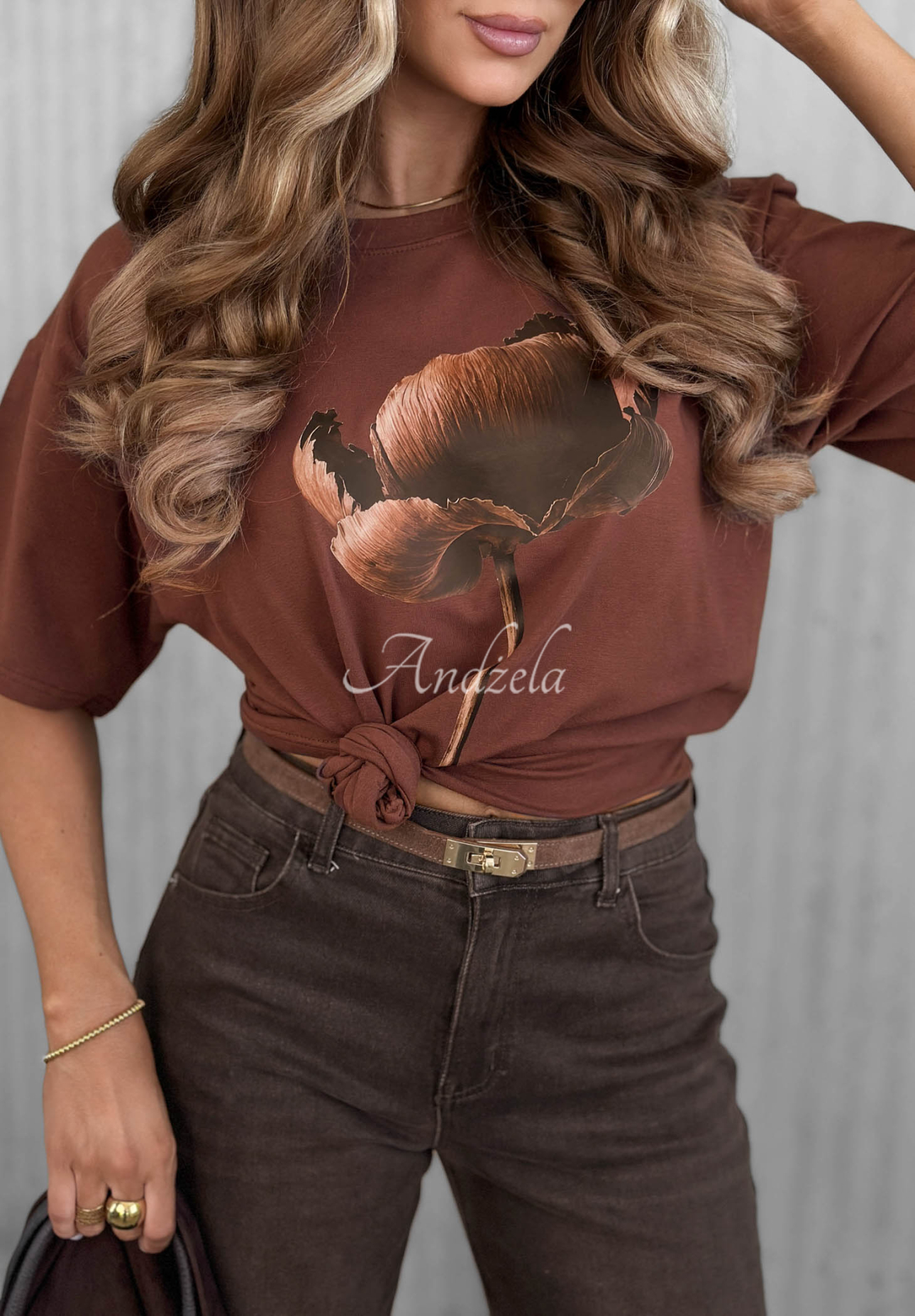 Bawełniany T-shirt z nadrukiem Flower Memory czekoladowy