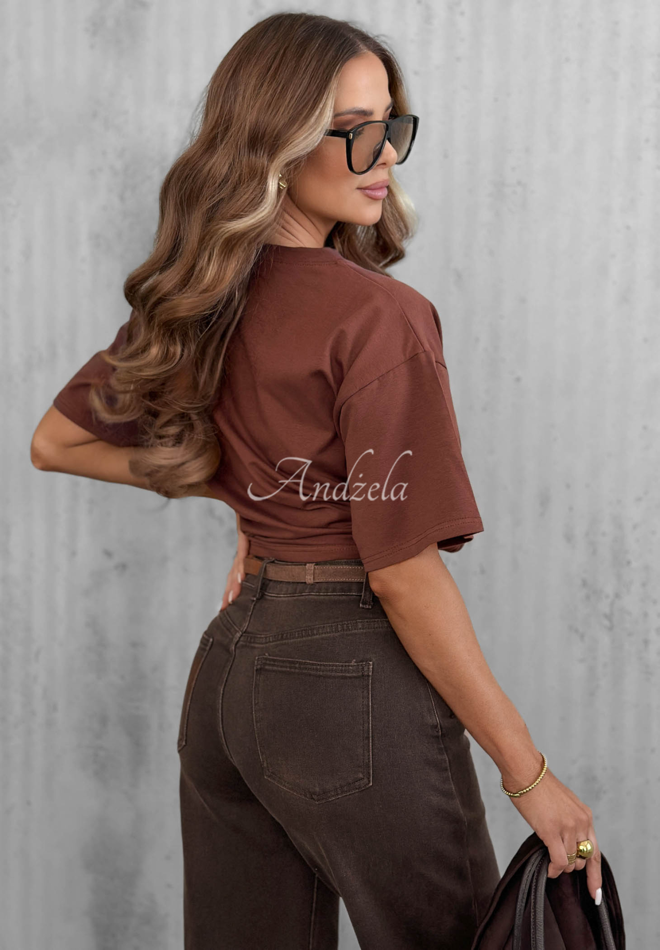 Chocolate-colored cotton T-shirt with "Flower Memory" print