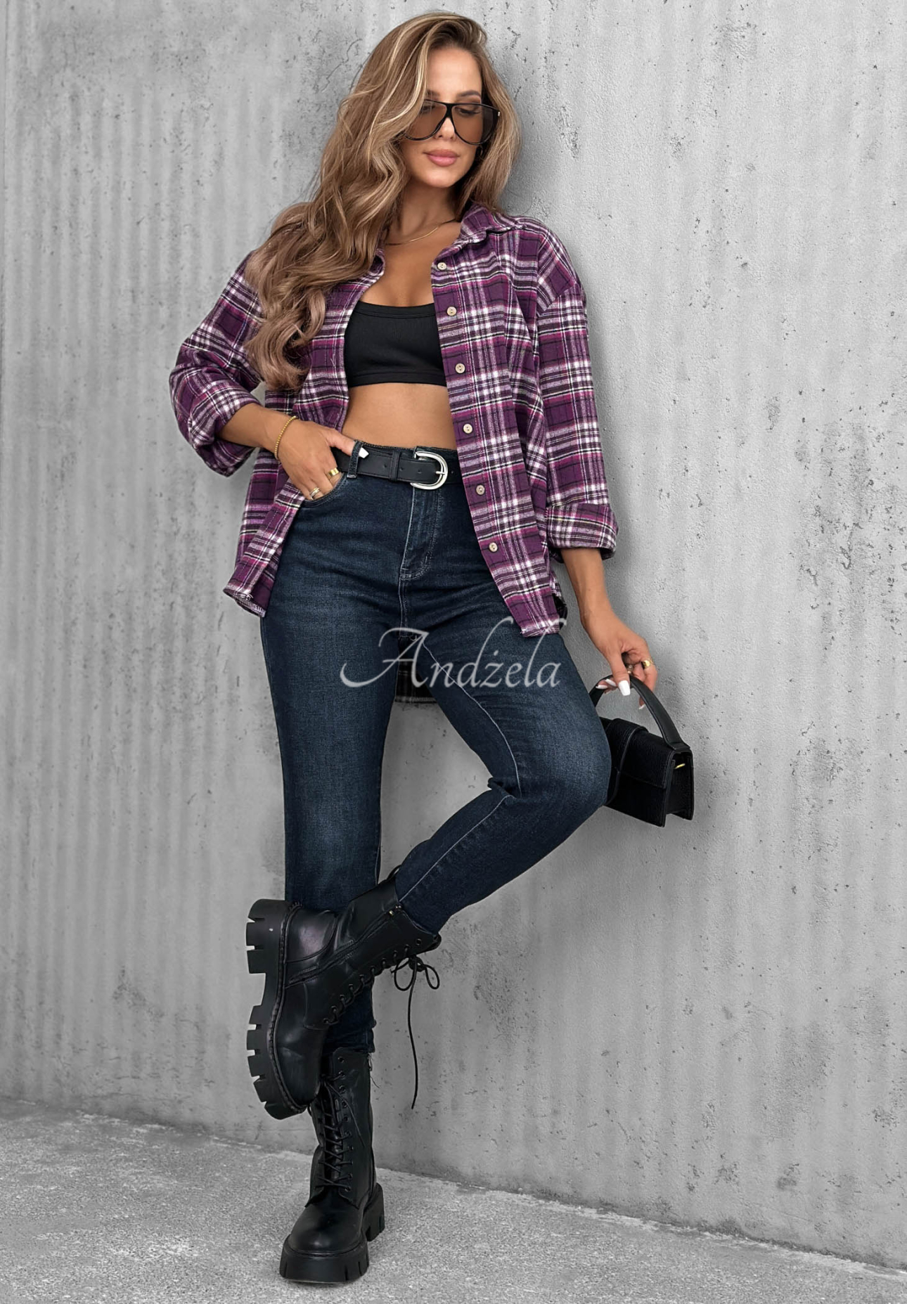 Spodnie jeansowe mom fit z paskiem Something Better granatowe