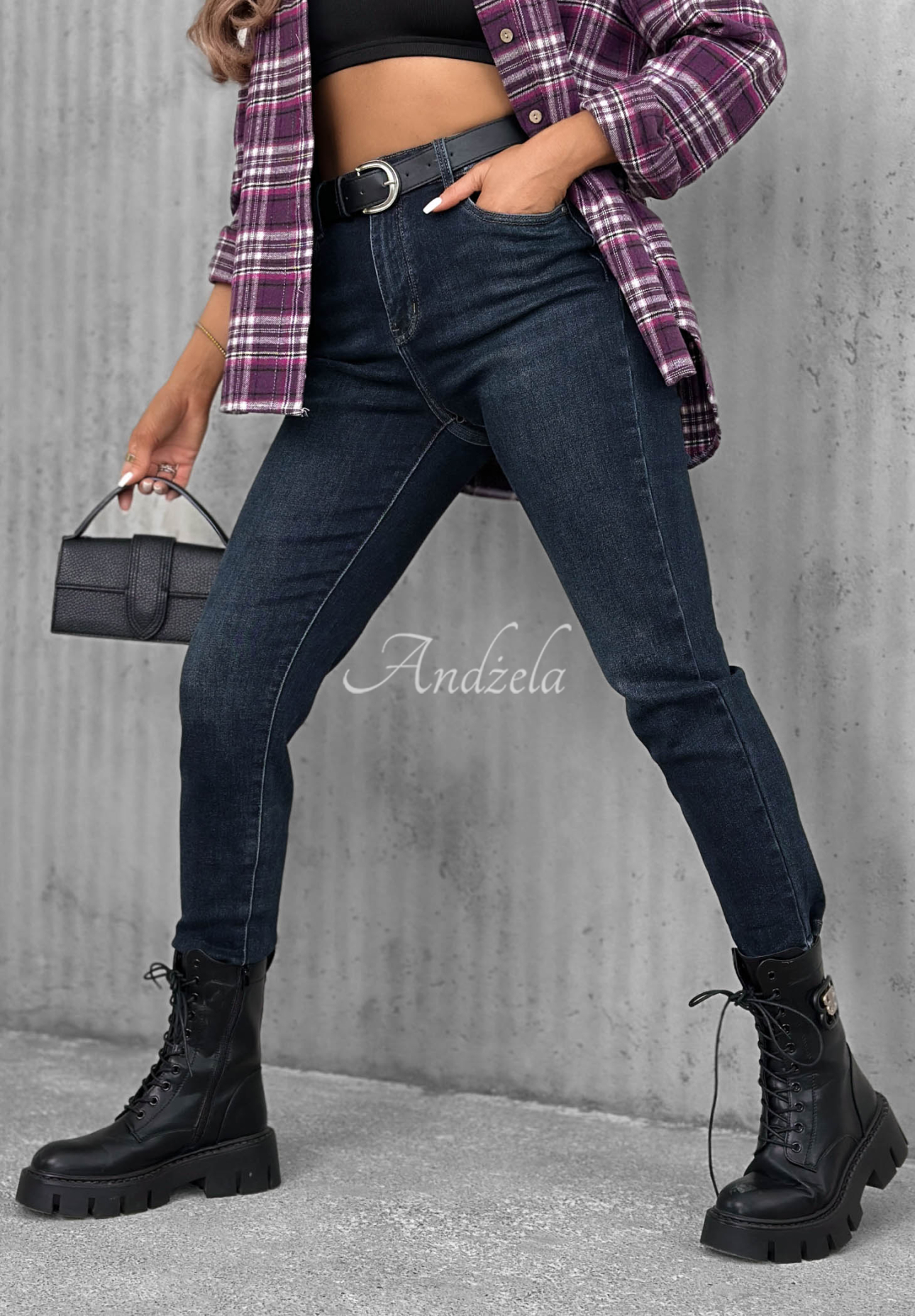 Spodnie jeansowe mom fit z paskiem Something Better granatowe
