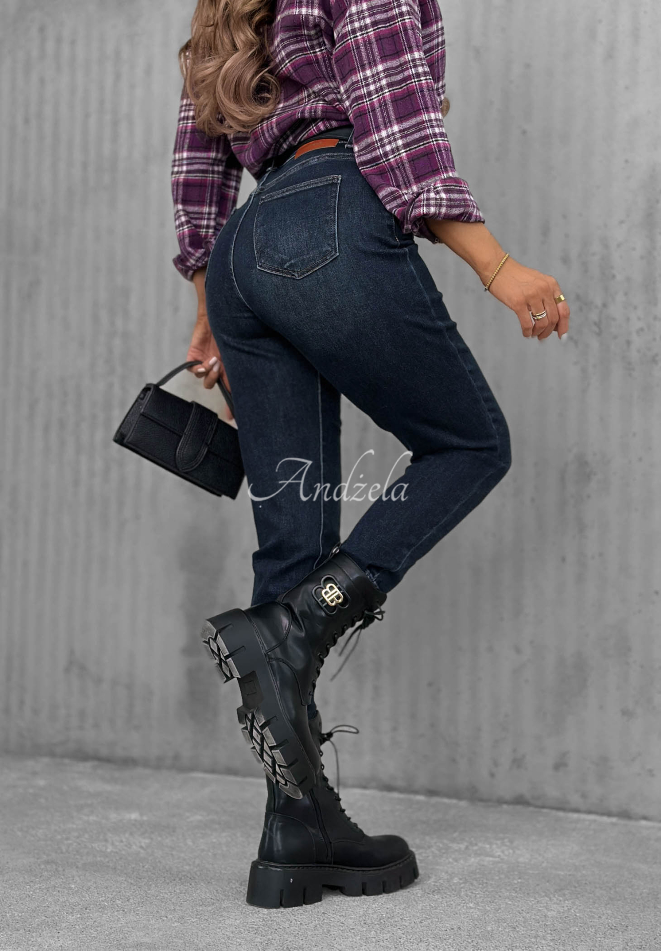 Spodnie jeansowe mom fit z paskiem Something Better granatowe