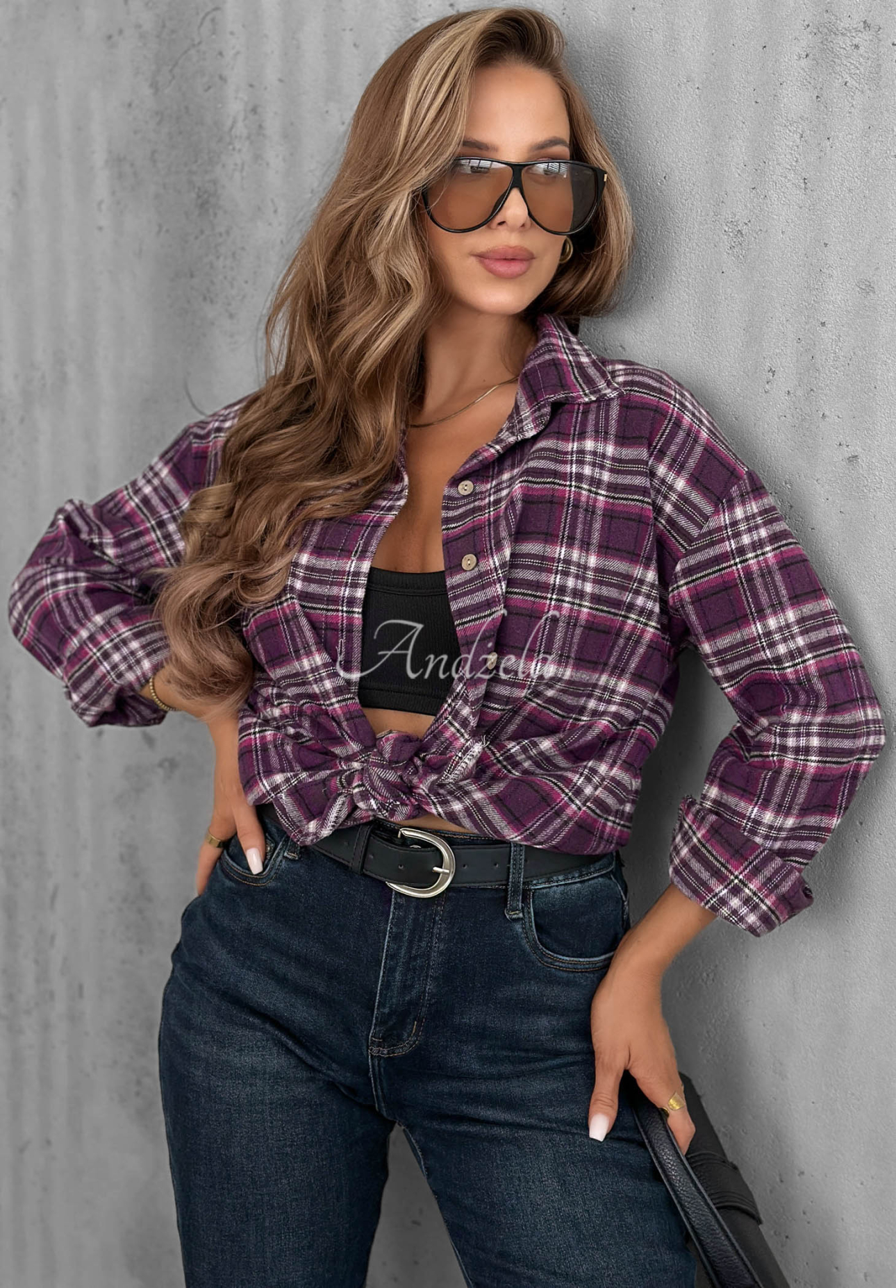 Spodnie jeansowe mom fit z paskiem Something Better granatowe