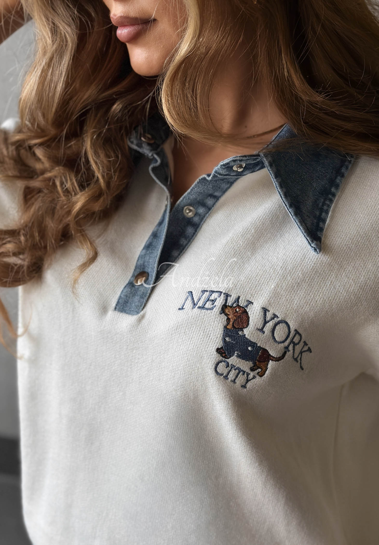 Wiskozowy sweter z denimowym kołnierzykiem NY City ecru