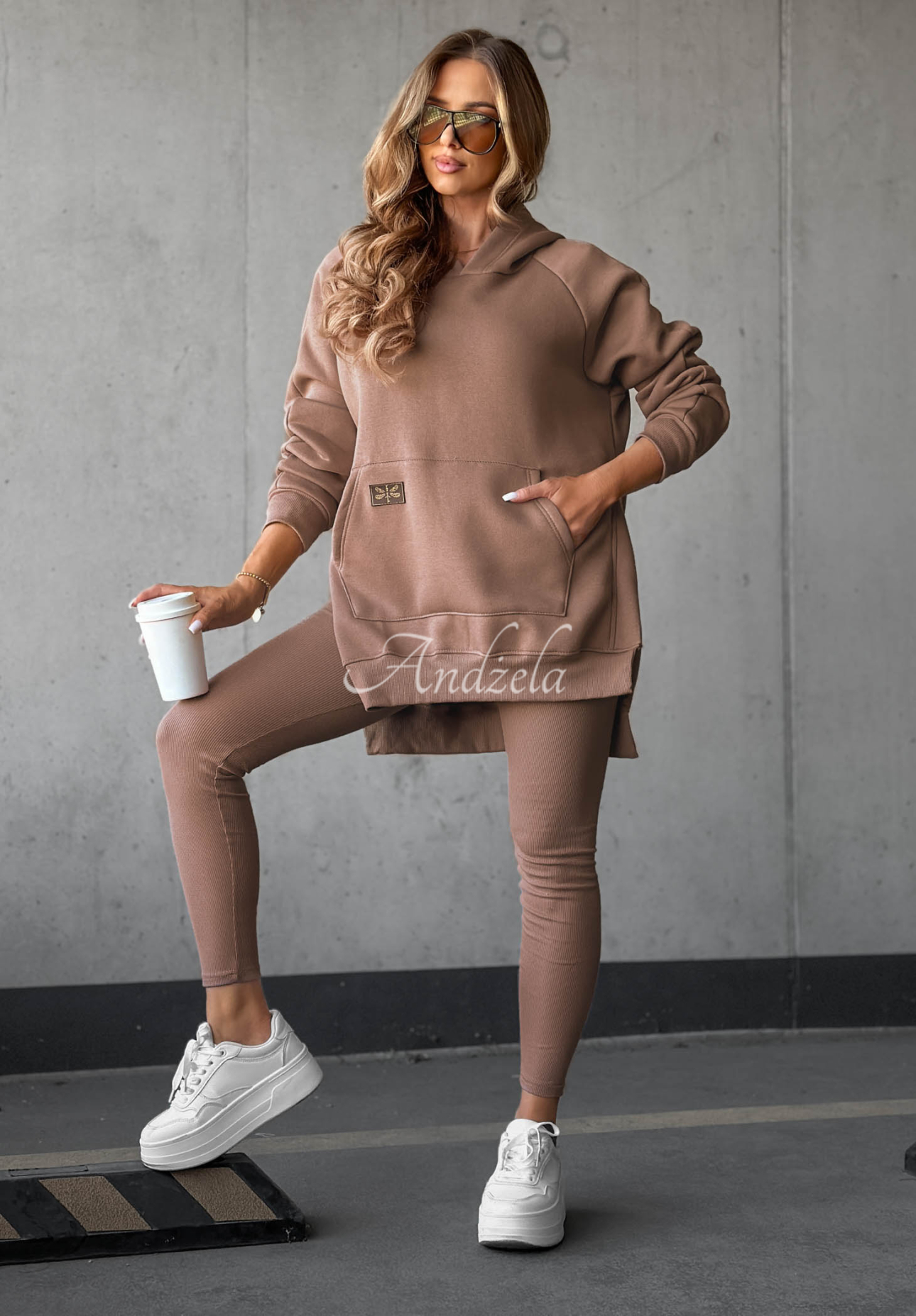 Bluza z kieszenią i kapturem Siempre mokka