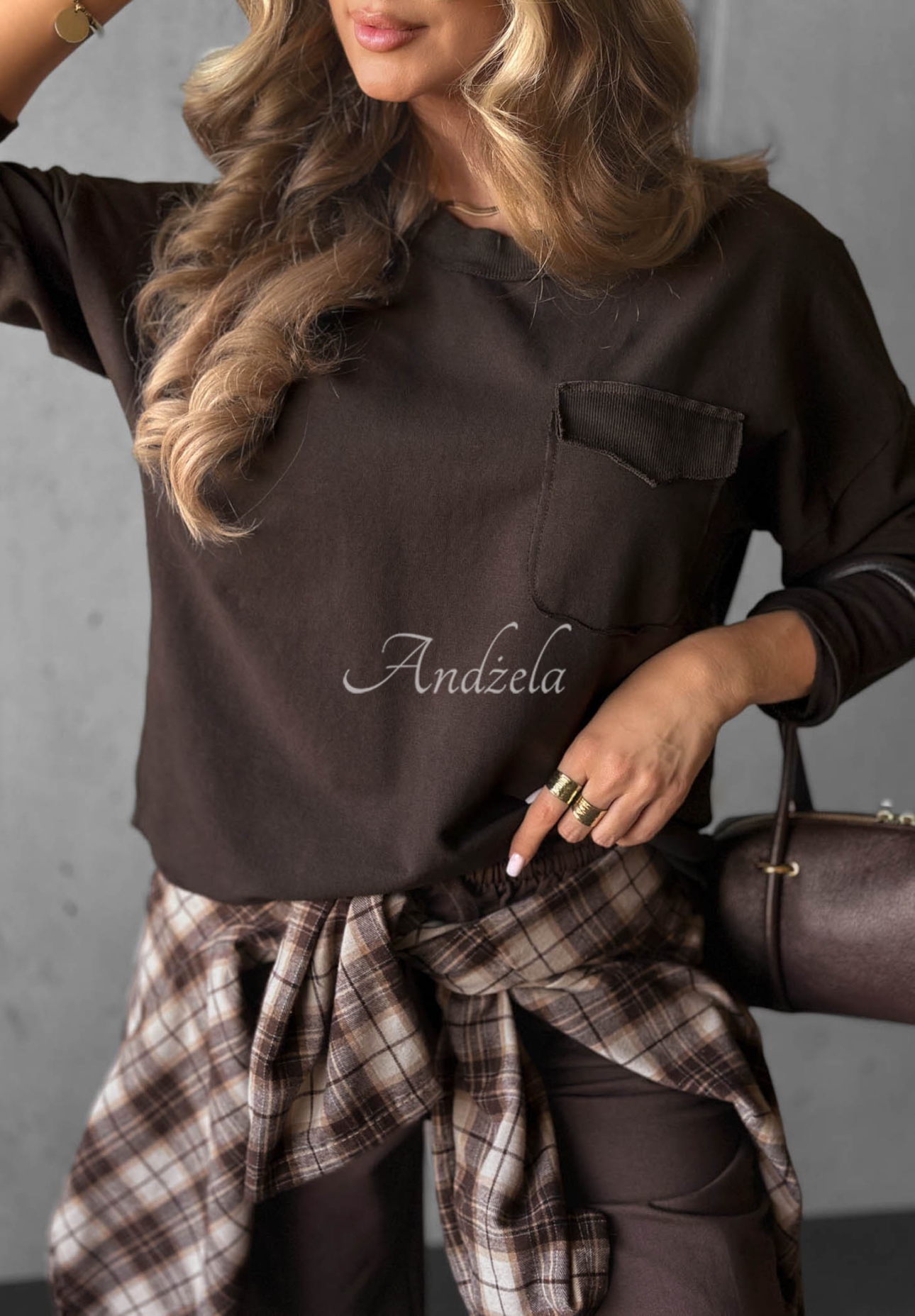 Bawełniana bluza z kieszenią Simple Day czekoladowa