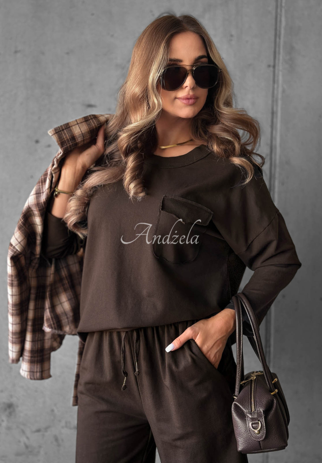 Bawełniana bluza z kieszenią Simple Day czekoladowa