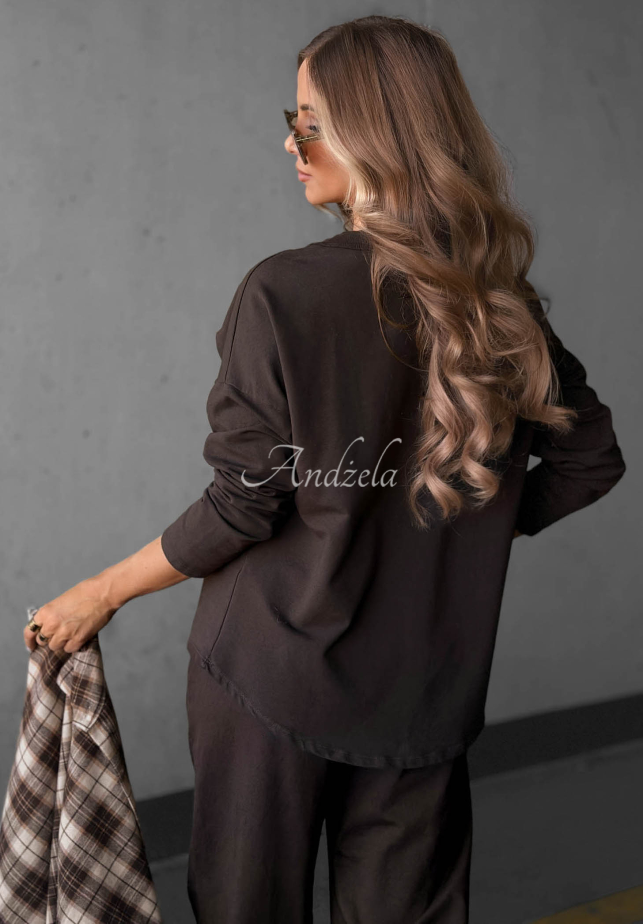 Bawełniana bluza z kieszenią Simple Day czekoladowa
