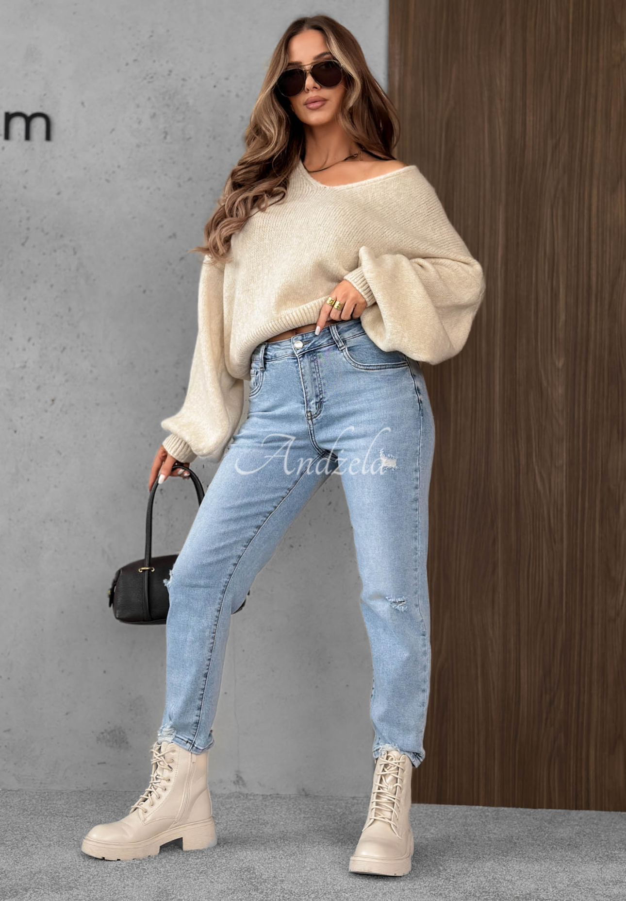 Spodnie jeansowe mom fit z paskiem Simple Charm jasnoniebieskie