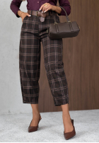 Materiałowe spodnie mom fit w kratę z paskiem Warm Desire czekoladowe