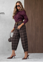Materiałowe spodnie mom fit w kratę z paskiem Warm Desire czekoladowe