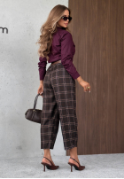 Materiałowe spodnie mom fit w kratę z paskiem Warm Desire czekoladowe