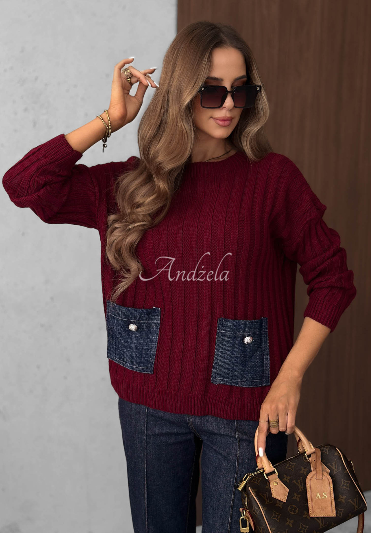 Cozy Grace burgundy ribbed sweater with denim pockets, made of wool and mohair