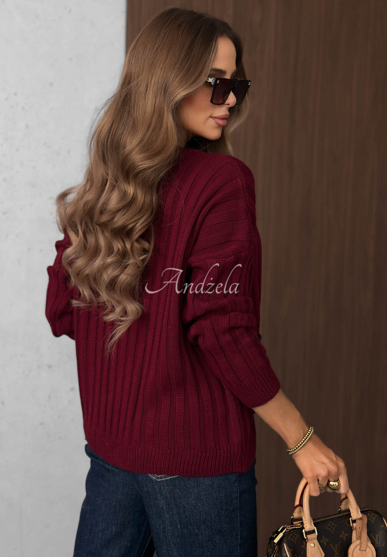 Cozy Grace burgundy ribbed sweater with denim pockets, made of wool and mohair